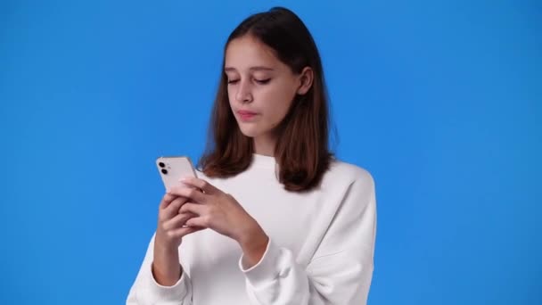 否定的な顔の感情でメッセージを送る1人の少女の4Kビデオ 感情の概念 — ストック動画