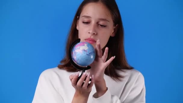 Video Jedné Dívky Hledající Místo Zeměkouli Modrém Pozadí Pojetí Emocí — Stock video