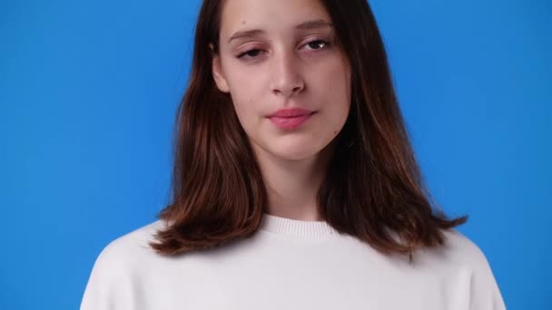 Video One Girl Smiling Blue Background Concept Emotions — Vídeo de stock