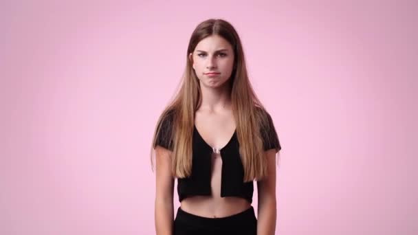 Video One Girl Which Responds Negatively Something Pink Background Concept — Stock video
