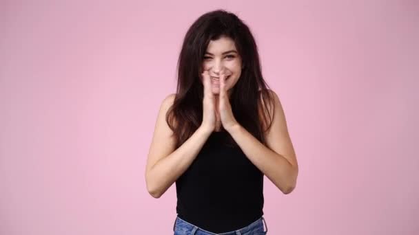 Bir Kızın Videosu Ellerini Çırpıyor Pembe Arka Planda Gülümsüyor Duyguların — Stok video
