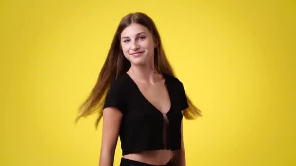 Video Una Chica Vuelta Fija Cabello Sobre Fondo Amarillo Concepto — Vídeos de Stock