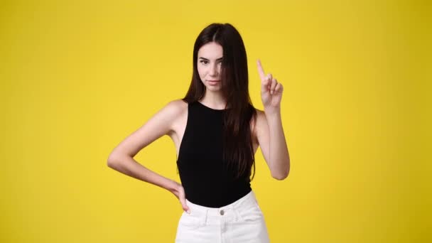 4K视频 一个女孩对黄色背景的东西做出了消极的反应 情绪的概念 — 图库视频影像