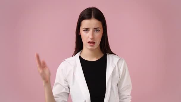 4Kスローモーションビデオの1人の女の子ジェスチャーピンクの背景の上に停止します 感情の概念 — ストック動画
