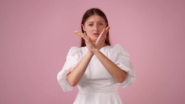 Video Jedné Dívky Zkříženýma Rukama Růžovém Pozadí Pojem Negativní Emoce — Stock video