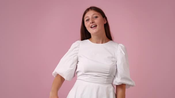 Video Roztomilé Dívky Mává Ahoj Růžovém Pozadí Pojetí Emocí — Stock video