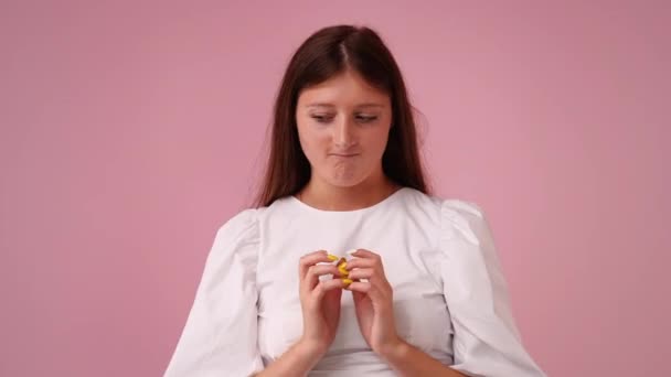 Video Van Meisje Met Sluwe Gezichtsuitdrukking Roze Achtergrond Concept Van — Stockvideo