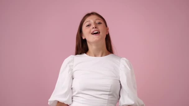 Video Van Een Meisje Met Gekruiste Handen Roze Achtergrond Concept — Stockvideo