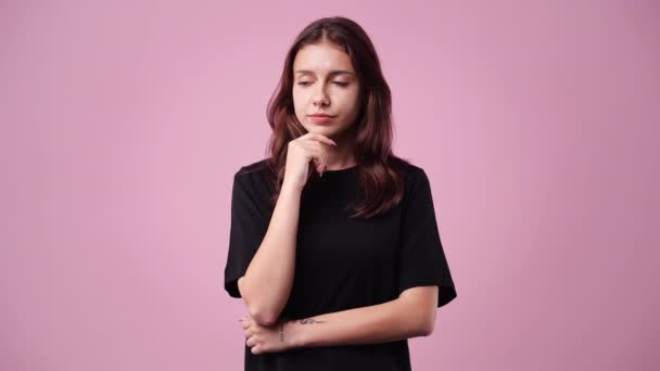 Video One Girl Facial Expression Uncertainty Pink Background Concept Emotions — Vídeos de Stock