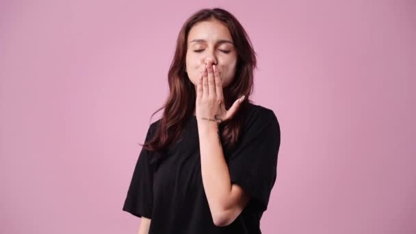 Video One Girl Pointing Camera Smiling Pink Background Concept Emotions — Stockvideo