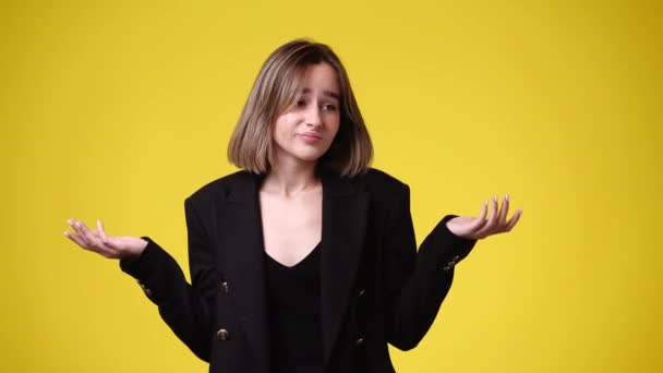 Video One Girl Panic Yellow Background Concept Emotion — Stock Video
