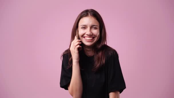 Video Una Chica Hablando Por Teléfono Sobre Fondo Rosa Concepto — Vídeos de Stock