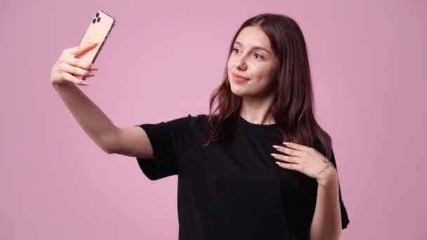 Video Linda Chica Usando Teléfono Saludando Con Mano Sobre Fondo — Vídeos de Stock