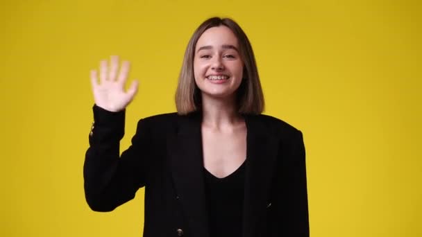Sarı Arka Planda Hoş Bir Kızın Salladığı Video Duyguların Kavramı — Stok video