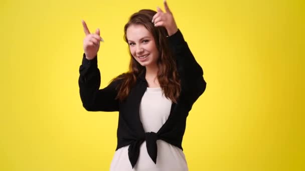Wideo Jednej Dziewczyny Wskazującej Kamerę Pokazującej Kciuki Żółtym Tle Pojęcie — Wideo stockowe