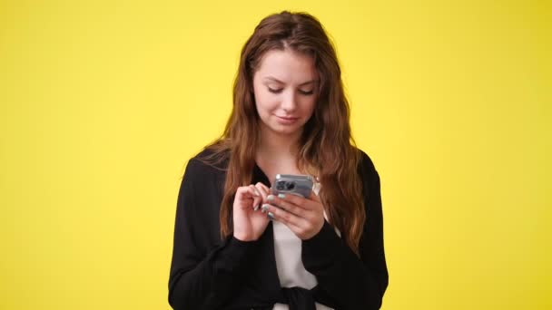 Video Von Einem Mädchen Das Nachrichten Auf Gelbem Hintergrund Sendet — Stockvideo