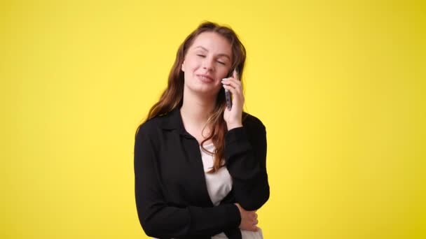 Video One Girl Posing Video Yellow Background Concept Emotions — Stock Video