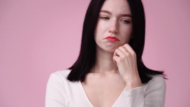 Video Dívky Přemýšlivým Výrazem Obličeje Růžovém Pozadí Koncept Dívky Nápady — Stock video