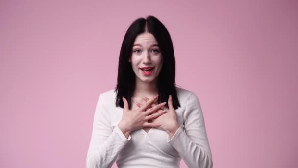 Video Jedné Dívky Výraz Nejistoty Růžovém Pozadí Pojetí Emocí — Stock video