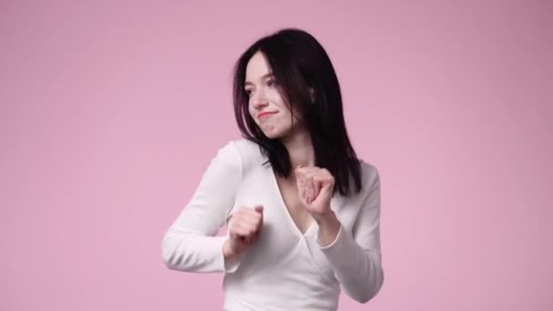 Video Dívky Zvedá Ruce Překvapení Při Pohledu Kameru Růžovém Pozadí — Stock video