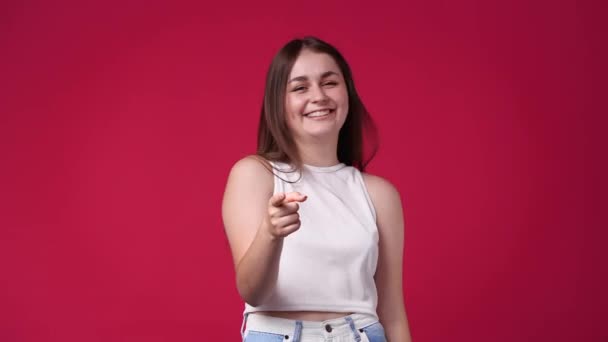 Video Cute Girl Waving Hello Red Background Concept Emotions — Vídeos de Stock