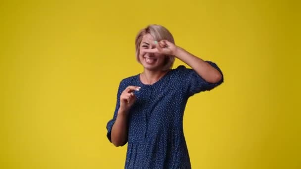Video One Woman Who Dancing Yellow Background Concept Emotions — Vídeo de Stock