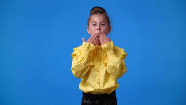 Gülümseyen Genç Bir Kızın Videosu Mavi Arka Planda Bir Hava — Stok video