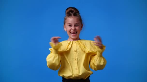 Zpomalené Video Jedné Mladé Dívky Tleskne Rukama Usmívá Přes Modré — Stock video