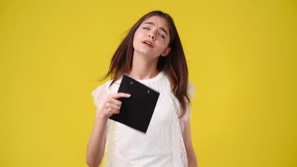 Повільне Відео Однієї Дівчини Охолодженої Планшетом Жовтому Фоні Поняття Емоцій — стокове відео