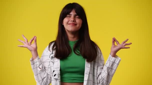 Video One Girl Posing Video Yellow Background Concept Emotions — Video Stock