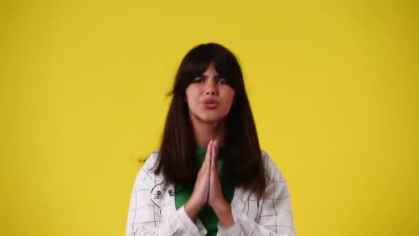 Video Von Einem Mädchen Bettelt Und Hüpft Über Gelben Hintergrund — Stockvideo