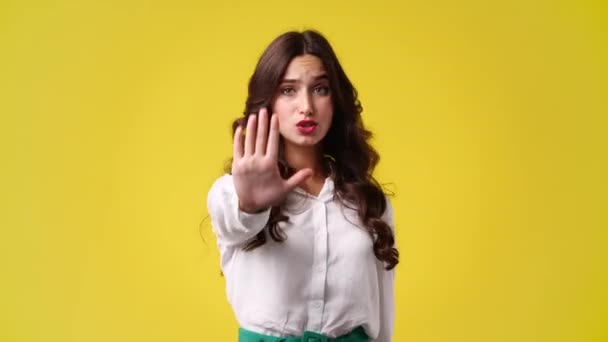 Wideo Jednej Dziewczyny Która Zatrzymuje Się Reaguje Negatywnie Coś Żółtym — Wideo stockowe