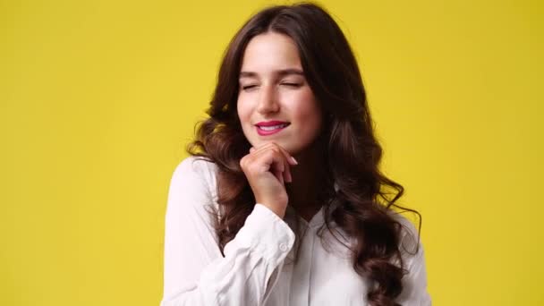 Video One Girl Who Holding Her Chin Thinks Something Yellow — Stock video