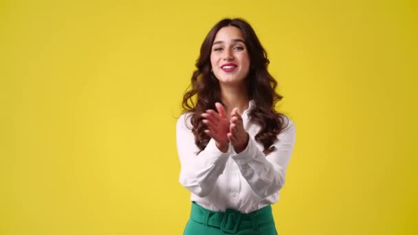 Відео Однієї Дівчини Збиває Руки Посміхається Жовтому Тлі Поняття Емоцій — стокове відео