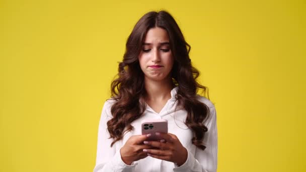 Video One Girl Who Doubts Worries Yellow Background Concept Emotions — Vídeos de Stock
