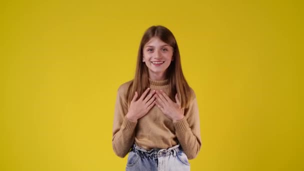 Zeitlupenvideo Eines Mädchens Das Süß Lächelt Und Seine Hände Auf — Stockvideo