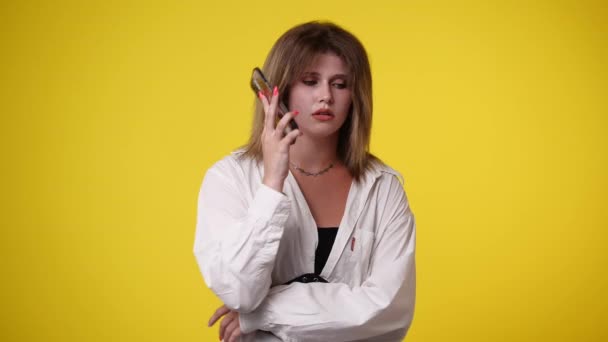 Video One Woman Talking Phone Someone Yellow Background Concept Emotions — Vídeo de Stock