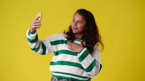 Wideo Jednej Młodej Dziewczyny Robi Wideo Telefonie Pokazuje Kciuki Żółtym — Wideo stockowe