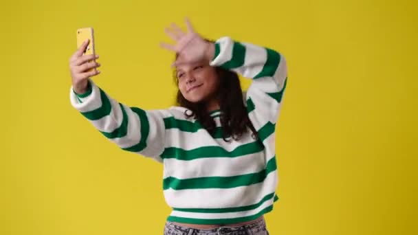 Video One Young Girl Who Makes Video Her Phone Dancing — Vídeo de Stock
