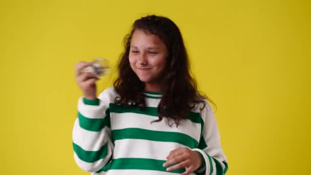 Video Jedné Mladé Dívky Hrající Hračkou Usmívající Přes Žluté Pozadí — Stock video