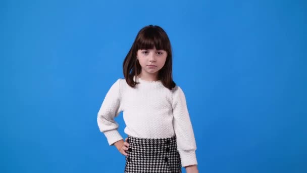 Video Rallentatore Bambino Che Ferma Risponde Negativamente Qualcosa Sfondo Blu — Video Stock