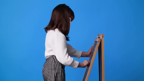 Videó Egy Fiatal Lányról Aki Krétával Rajzol Táblán Kék Háttérrel — Stock videók