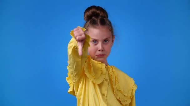 Video One Young Girl Negative Facial Expression Showing Thumbs Blue — Video