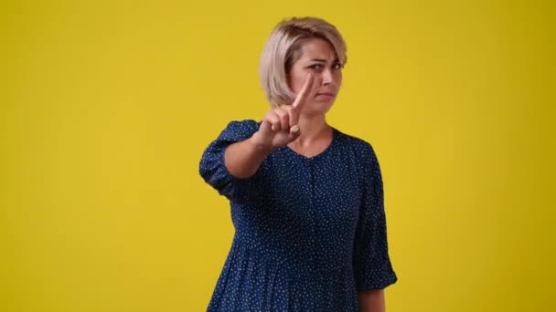 Video One Woman Who Responds Negatively Something Yellow Background Concept — Stockvideo
