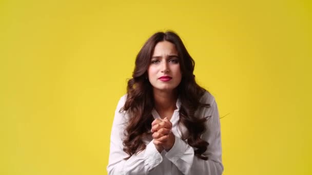 Video One Girl Emotionally Rejoices Yellow Background Concept Emotions — Vídeos de Stock