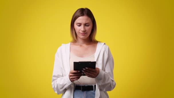 Slow Motion Video One Woman Looks Tablet Negative Emotion Yellow — Vídeos de Stock