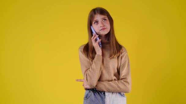 Video One Girl Who Talking Phone Negative Facial Expression Yellow — Vídeos de Stock