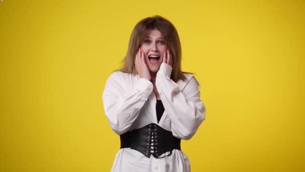 Video One Woman Who Reacts Cheerfully Yellow Background Concept Emotions — Vídeo de stock