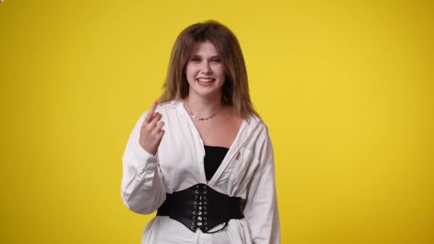 Video One Woman Counts Three Raises His Hands Yellow Background — Vídeo de stock