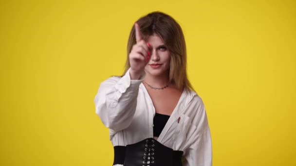 Video One Woman Asks Call Someone Yellow Background Concept Emotions — 图库视频影像